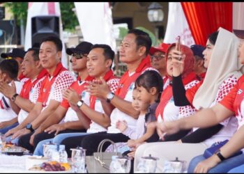 ratusan pelajar SMP dan MTs turut serta dalam Meg Karnaval Kemerdekaan tahun 2025 dalam rangka meriah kan hut RI KE 80.