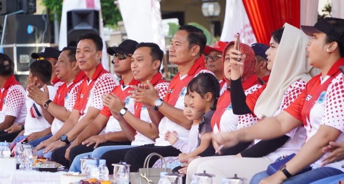 ratusan pelajar SMP dan MTs turut serta dalam Meg Karnaval Kemerdekaan tahun 2025 dalam rangka meriah kan hut RI KE 80.