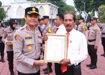 Wujud Apresiasi, Kapolres Gresik Beri Penghargaan kepada 25 Personel dan Warga yang Berdedikasi