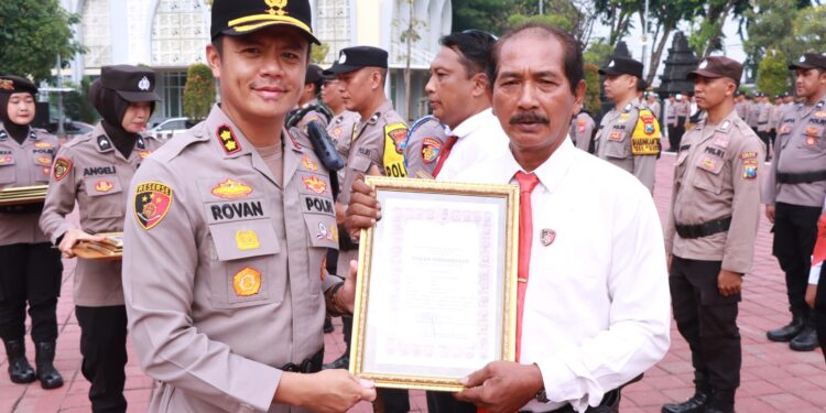 Wujud Apresiasi, Kapolres Gresik Beri Penghargaan kepada 25 Personel dan Warga yang Berdedikasi