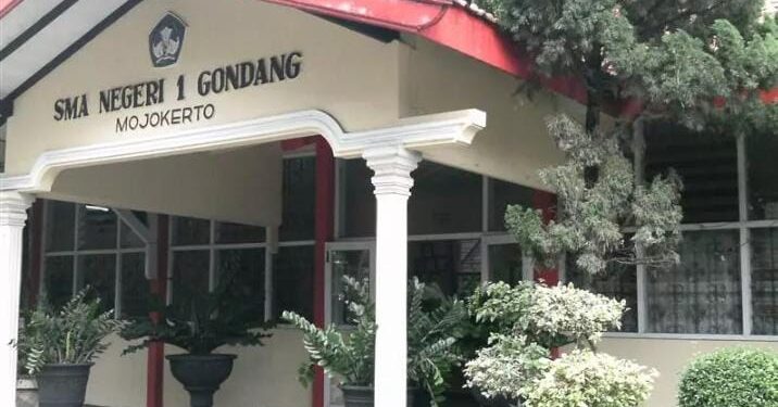 Janji Pendidikan Gratis Jawa Timur Ambruk di SMA Negeri 1 Gondang, Humas Bungkam Ditanya Dasar Hukumnya