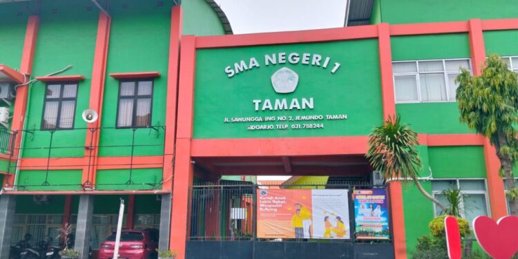 Dinding Bungkam SMAN 1 Taman: Kepala Sekolah dan Humas Dikecam Media dan Orang Tua Siswa, Isu Transparansi Kian Memanas